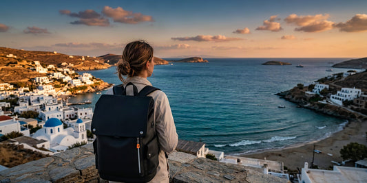 Voyageur avec un sac à dos face à une baie méditerranéenne au coucher du soleil en octobre